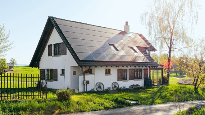 Das kennen wir: Installationen auf Dächern von Einfamilienhäusern. Solarpanels gibt es für Flachdächer und Giebeldächer aller Art.