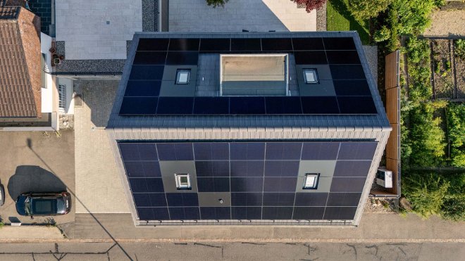 Ein Dach optimal genutzt – Drohnenaufnahme einer Solaranlage