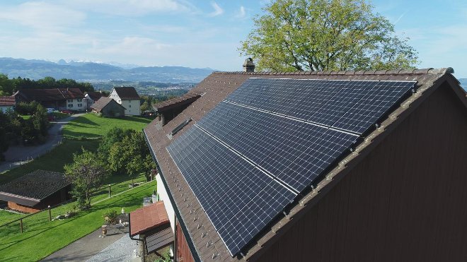 Hausdach mit Solaranlage