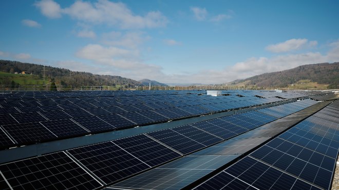 Aufnahme von Solarmodulen auf einem Dach im Logistikareal Embraport