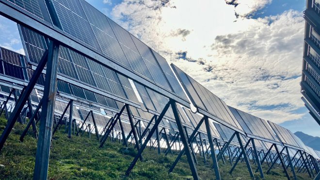 In diesen Tagen hat Madrisa Solar damit begonnen, Strom ins Netz einzuspeisen – als erstes alpines Solarkraftwerk der Schweiz.