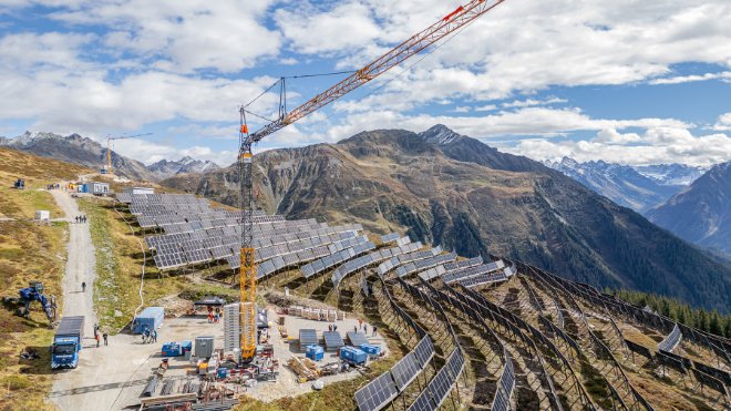 Luftbild vom Tag der offenen Baustelle von Madrisa Solar