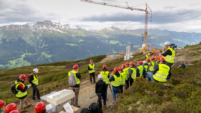 Michael Roth, Leiter Produktion und Netz bei Repower, stellt das Projekt Madrisa Solar an der Begehung näher vor.