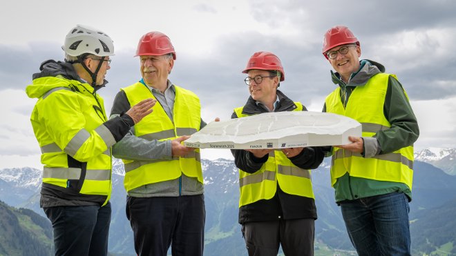 Vom Plan in die Tat: Die Projektverantwortlichen von Madrisa Solar beim Spatenstich. 