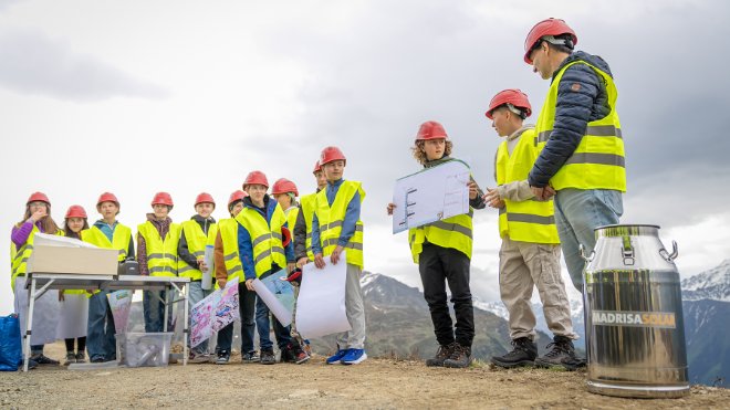 Schülerinnen und Schüler der 5. und 6. Primarstufe von Klosters Platz zeigen Ihre visionären Ideen zum Thema. Diese werden in einer Zeitkapsel für kommende Generationen vergraben.