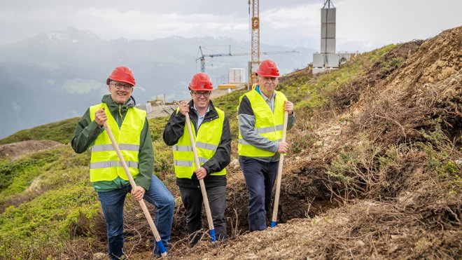 Startschuss für das Projekt: Paul Sidler (EKZ), Michael Roth (Repower) und Hansueli Roth (Klosters) beim Spatenstich (von links).