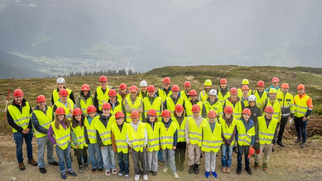 Gruppenbild mit Projektverantwortlichen und Schülerinnen und Schülern der 5. und 6. Primarstufe von Klosters Platz.