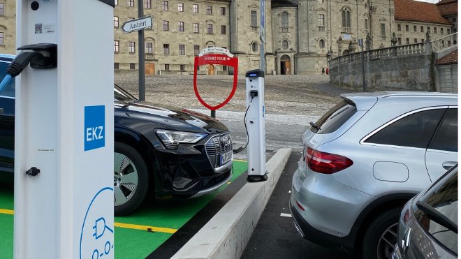 Die Elektrotankstelle in Einsiedeln mit dem Kloster im Hintergrund