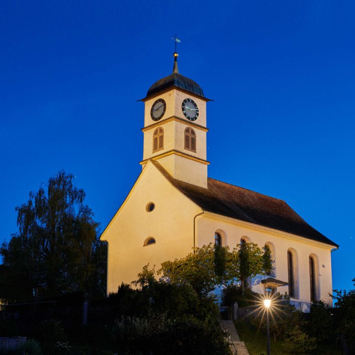 Eine Kirche erstrahlt in sparsamem Licht