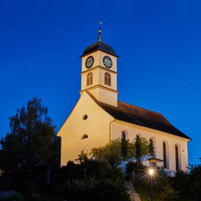 Eine Kirche erstrahlt in sparsamem Licht